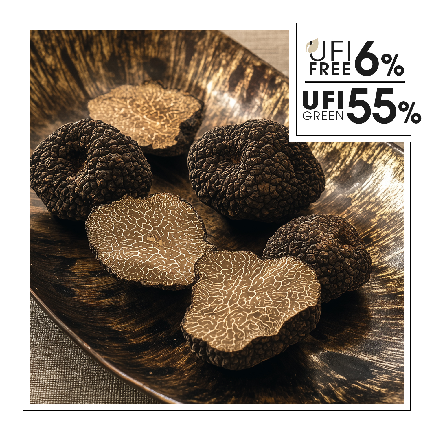 Czarne trufle na ozdobnym talerzu.