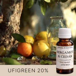 Cytryny i gałązka przy karafce na drewnianym stole.