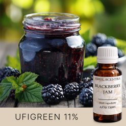 Słoik jeżynowej konfitury wśród świeżych owoców.