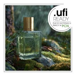 Butelka perfum na kamieniu w deszczu, krople wody spływają po szkle, tworząc efektowny widok.