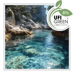 Błękitna woda i skaliste wybrzeże w słońcu.