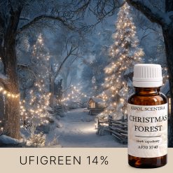 Zimowy las z choinkami i lampkami.