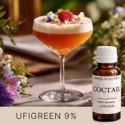 Kremowy koktajl z truskawką i kwiatkiem na brzegu.