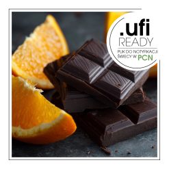 Czekoladowa góra z soczystym plasterkiem pomarańczy na szczycie.