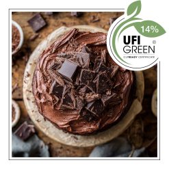 Czekoladowe ciasto z wiórkami i kawałkami czekolady.