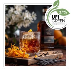 Herbaciany drink z lodem, cynamonem i pomarańczą.