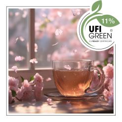 Herbaciany napar z różowymi płatkami w szklanej filiżance.