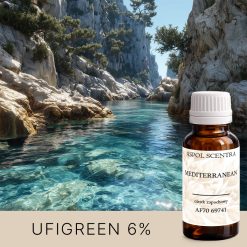 Błękitna woda i skaliste wybrzeże w słońcu.