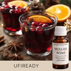 Gotowy do picia żurawinowy grzaniec wina.