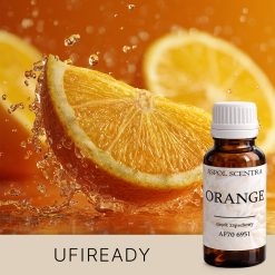 Grupa pomarańczy unoszących się w wodzie, z odbiciem światła na powierzchni.