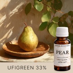 Dojrzała gruszka w słońcu na drewnianym talerzu.