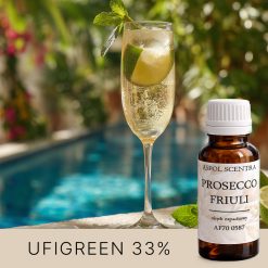 Kieliszek z orzeźwiającym napojem i lodem, ozdobiony miętą, na tle kamiennej ściany.