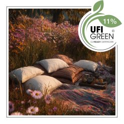 Piknikowy koc wśród kwiatów i drzew w świetle poranka