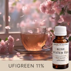 Herbaciany napar z różowymi płatkami w szklanej filiżance.