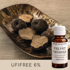 Czarne trufle na ozdobnym talerzu.