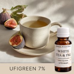 Filiżanka herbaty z figą na stole w słońcu.