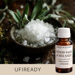 Sól w przezroczystym pojemniku czeka na użycie, umieszczona na blacie kuchennym.