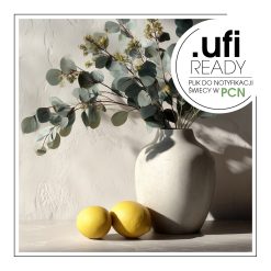 Wazon z cytrynami i liśćmi eukaliptusa na jasnym tle.