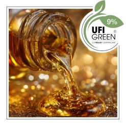 Złoty olej rozlewający się z butelki na tle świateł.