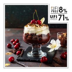 Pucharek z deserem składającym się z czekolady, kremu, pokruszonych ciastków i wisienek. - AF70 6466