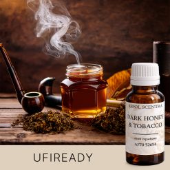 Słoik z aromatycznym miodem, z którego unosi się dym, otoczony fajką, suszem tytoniowym i liśćmi, na drewnianym stole. - AF70 52654