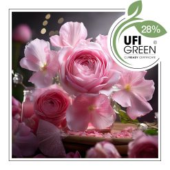 Kompozycja z jasnoróżowych kwiatów, w tym róż i malw, w romantycznym świetle; w tle widoczna butelka - AF70 7379