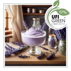 Lawendowy krem w szklanej misce, ozdobiony gałązkami lawendy, na tle kuchennego wnętrza. - AF70 5495