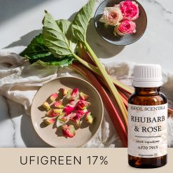 Patyczki rabarbaru leżące na białej tkaninie obok talerza z różowymi płatkami. - AF70 7915