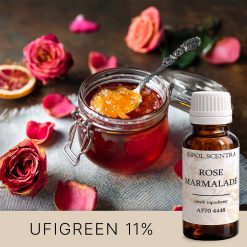 Szklany talerz z soczystymi plasterkami pomarańczy i truskawkami, otoczony różowymi różami i płatkami. - AF70 4448