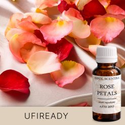 Płatki róż w odcieniach różu i czerwieni rozsypane na białej satynowej tkaninie. - AF70 2053