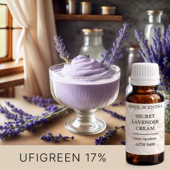 Lawendowy krem w szklanej misce, ozdobiony gałązkami lawendy, na tle kuchennego wnętrza. - AF70 5495