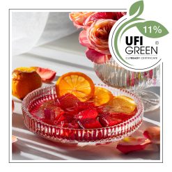 Szklany talerz z soczystymi plasterkami pomarańczy i truskawkami, otoczony różowymi różami i płatkami. - AF70 4448