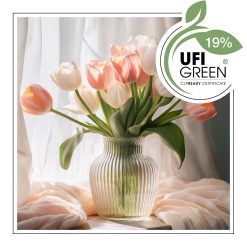 Wazon z tulipanami w odcieniach różu i bieli, ustawiony na stole przy oknie. - AF70 3495