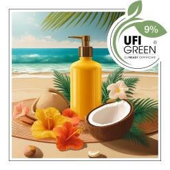 Żółta butelka z dozownikiem na tle plaży, otoczona kwiatami hibiskusa, kokosem oraz liśćmi palmowymi. - AF70 31812