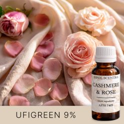 Różowe płatki i kwiaty róży ułożone na miękkim, beżowym kaszmirze - AF70 7405