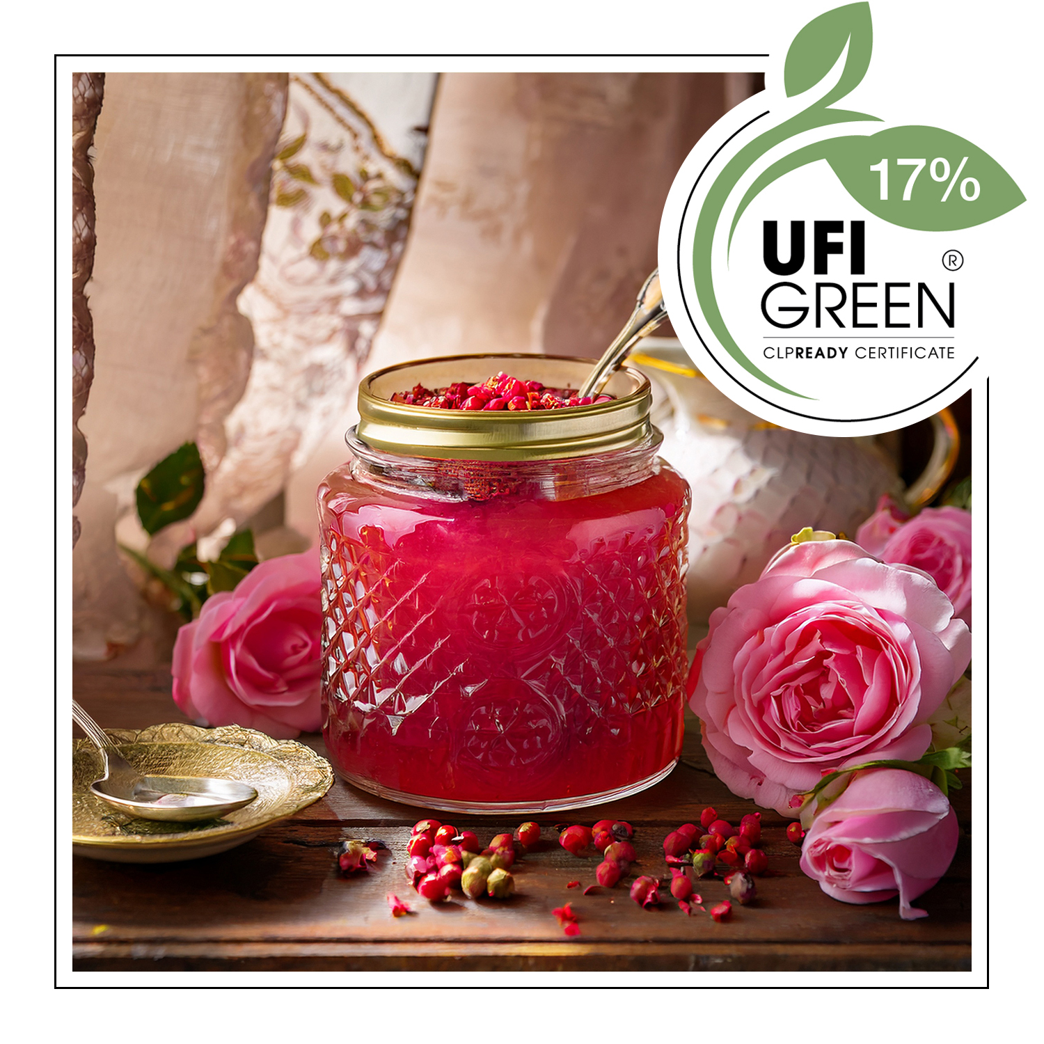 Słoik różowoczerwonego dżemu z łyżeczką w środku stoi na drewnianym stole - AF70 1447