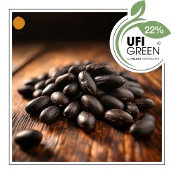 Stos czarnych ziaren tonki na drewnianym stole w ciepłym świetle. - AF70 2324