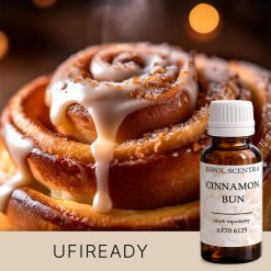 Ciepła bułeczka cynamonowa z lukrem i cukrem